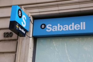 Sabadell planea cerrar 235 oficinas en España este año