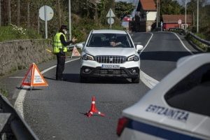 2020-03-28 Barakaldo. Koronabirusa, alarma egoera, bigarren astea, Ertzantzaren kontrolak eta auto zein kamioi ilarak Kantabriako mugan.

28-03-2020, Barakaldo. Coronavirus, estado alerta, segunda semana, controles Ertzantza en la frntera con Cantabria, colas de coches y camiones