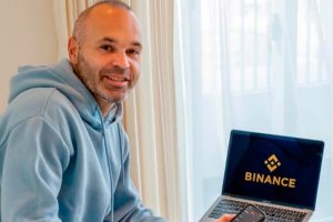 La CNMV reprende a Iniesta por promocionar las criptomonedas