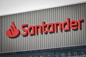 Santander rebaja más de la mitad su riesgo inmobiliario en dos años